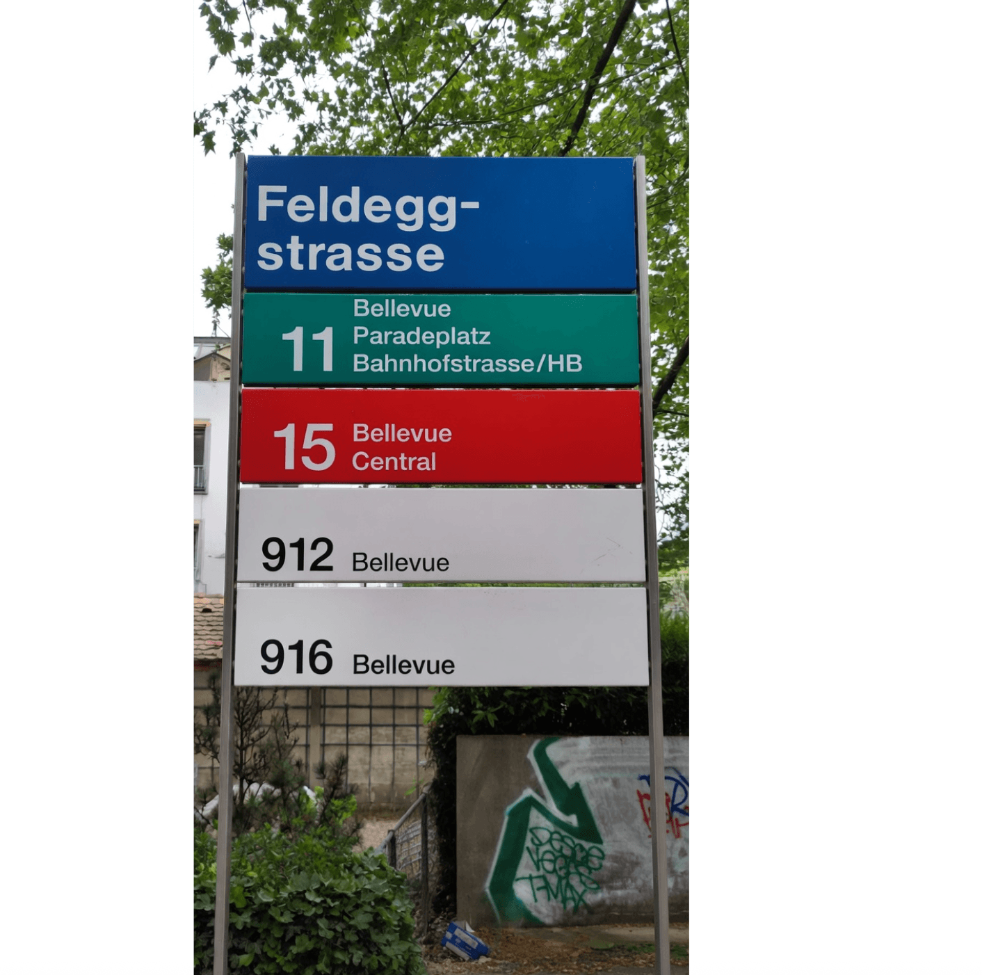 Haltestellenschild Feldeggstrasse mit farbigen Anzeigen der Linien 11, 15, 912 und 916 Richtung Bellevue.
